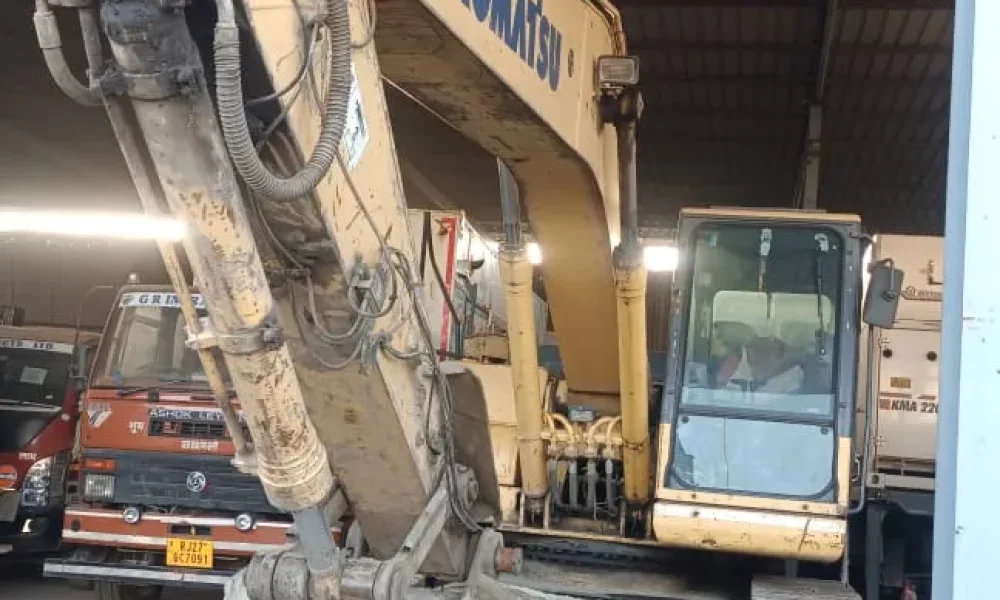 Komatsu PC210LC-8 Excavator